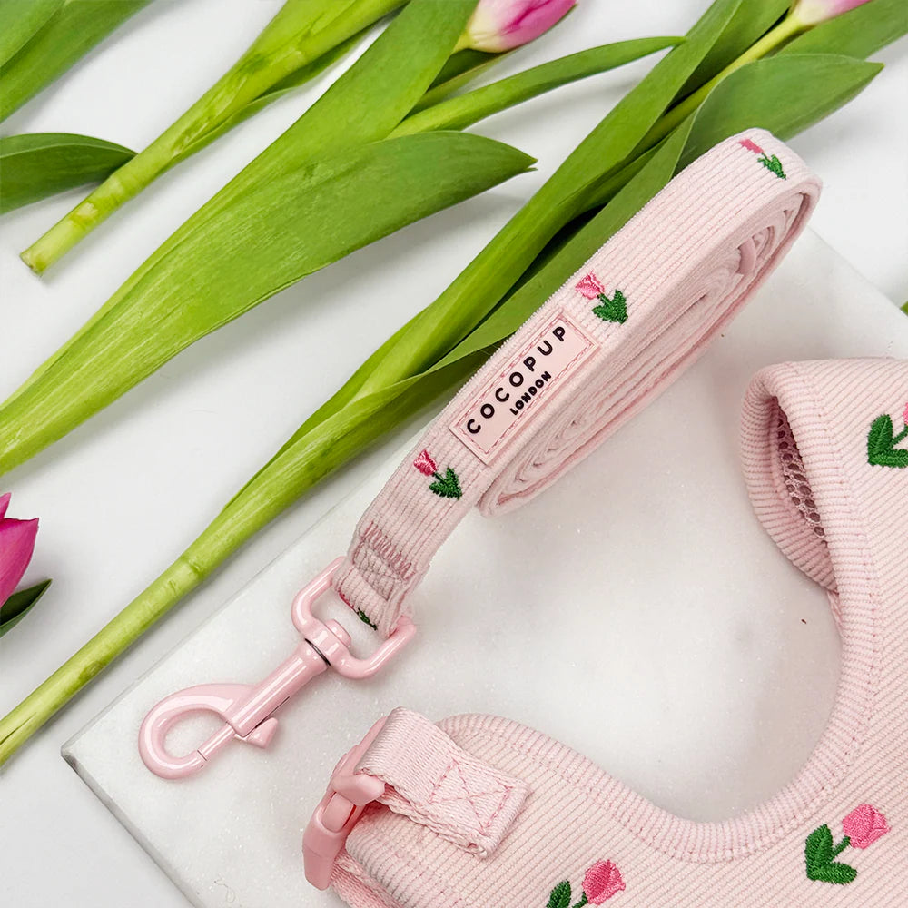 Cocopup London dog harness - pink, lead. Pale pink corduroy fabric with embroidered tulips. Padded Polyester handle for extra comfort,
Swivel clip for easy attachment
Additional D-Ring at the base for Poop Bag carrying 
Dimensions = 152cm (59.8") x 2cm (0.78"). Tulip Tails collection. 